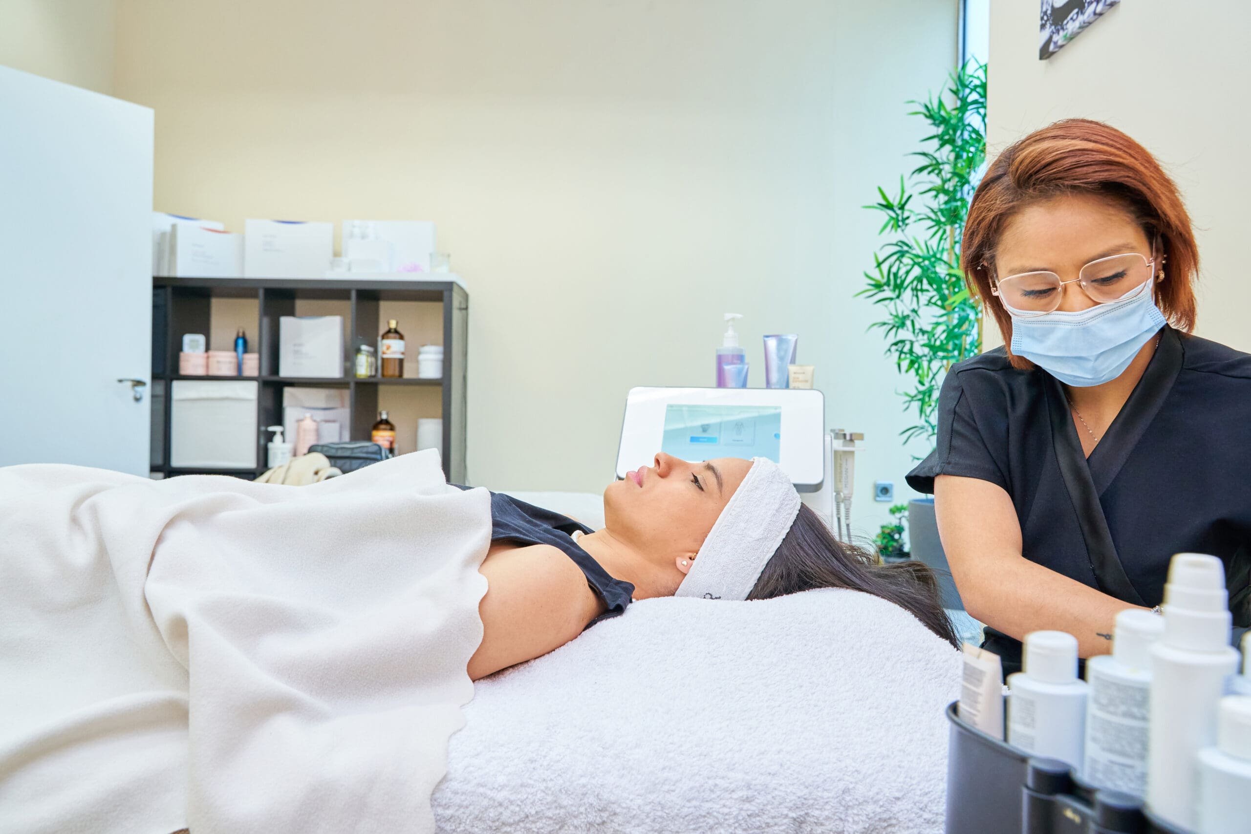 Home 9 2026 Skin Barrier Trends: What Beauty Professionals Need to Know About Barrier-First Skincare
