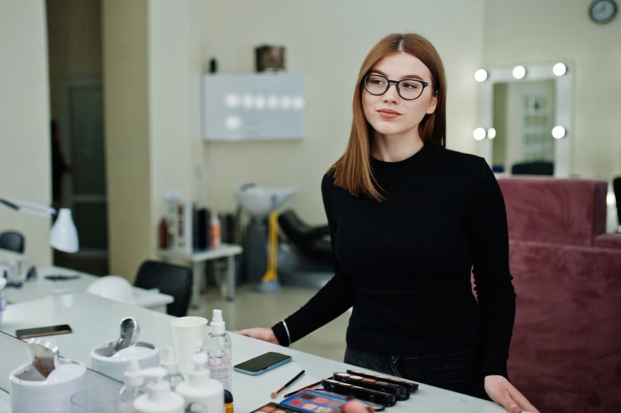 Student practising lash extensions at Passion Beauty Academy – Mississauga campus | Passion Beauty Academy Student practising lash extensions at Passion Beauty Academy – Mississauga campus